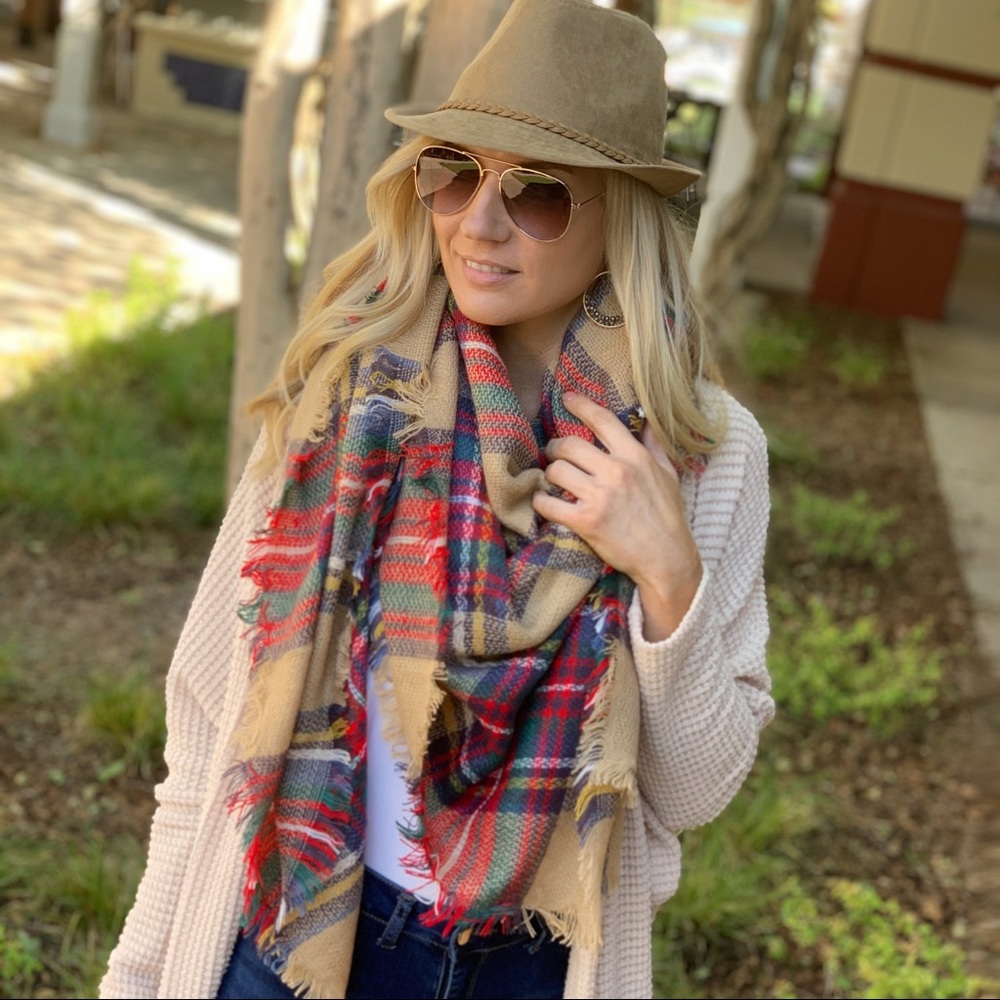 AUTUMN AIR KHAKI PLAIF BLANKET SCARF - Picture 4 of 7